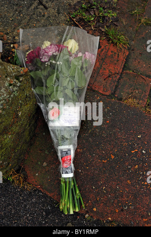 Tributs floraux gauche au 17 Dorset Street Bexhill, l'accueil de Peter Bick, victime de meurtre il a été trouvé mort à l'intérieur il y a 2 jours Banque D'Images