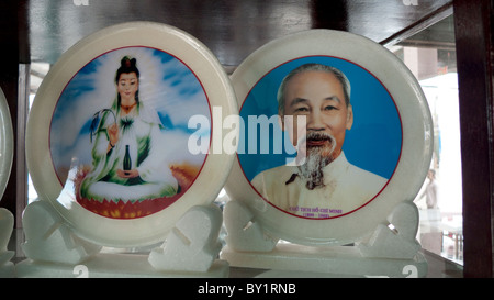 L'iconographie religieuse et politique en vente dans un magasin à la montagne de Marbre grottes religieuses, Danang, Vietnam Banque D'Images