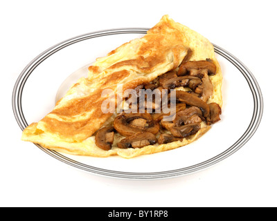 Frais sain omelette champignon servi sur un plateau isolé sur un fond blanc avec aucun peuple et un chemin de détourage Banque D'Images