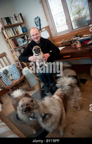 La langue galloise primé écrivain romancier auteur MIHANGEL MORGAN à la maison avec ses chiens de compagnie Banque D'Images