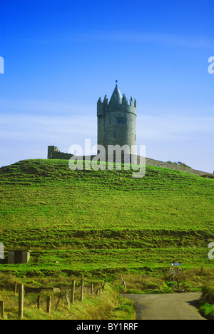 Le Château de Doonagore près du village de Doolin dans le comté de Clare sur la côte ouest. Banque D'Images