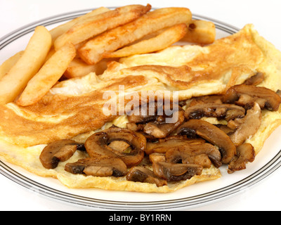 Frais sain omelette champignon et frites servi sur un plateau isolé sur un fond blanc avec aucun peuple et un chemin de détourage Banque D'Images