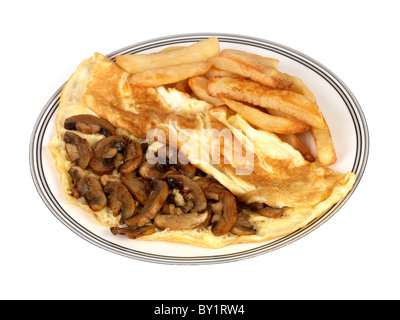 Frais sain omelette champignon et frites servi sur un plateau isolé sur un fond blanc avec aucun peuple et un chemin de détourage Banque D'Images