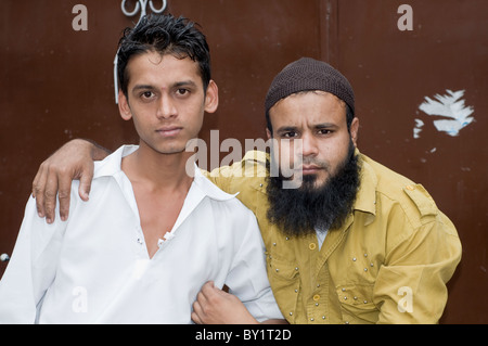 Deux jeunes hommes dans les rues de Bhopal en Inde Banque D'Images