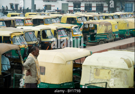 Tuk-tuks et les pousse-pousse à l'extérieur une gare ferroviaire à Bhopal, Inde Banque D'Images