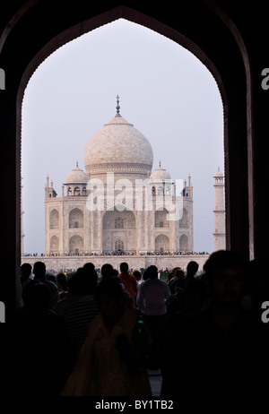 Le Taj Mahal à Agra, Inde, vue à travers une arcade Banque D'Images