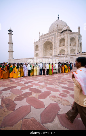 Les visiteurs à faire la queue au Taj Mahal à Agra, Inde Banque D'Images