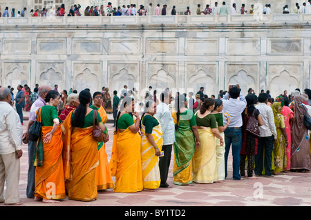 Les visiteurs à faire la queue au Taj Mahal à Agra, Inde Banque D'Images