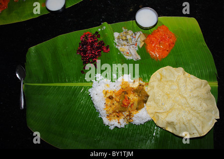 Thali indien repas servi sur une feuille de bananier Banque D'Images