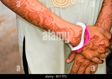 Close-up de la henna designs sur les bras et les mains d'une jeune Indienne à Bhopal Banque D'Images