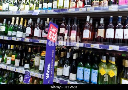 Des bouteilles de vin en vente dans un supermarché COOP, UK Banque D'Images