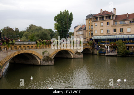 Pont Traversant un canal à Metz, France. Banque D'Images