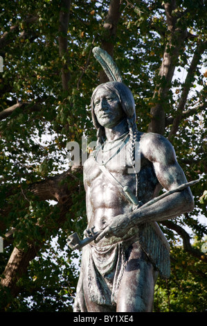 Statue de chef indien Massasoit dans la jolie ville de Plymouth au Massachusetts USA Banque D'Images