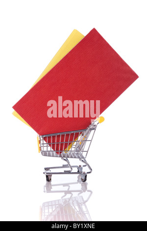 Pile de livres de couleur et d'un panier (isolé sur blanc) Banque D'Images