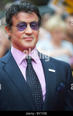 L'acteur et réalisateur Sylvester Stallone arrive pour la première de "l'usure", lundi soir, le 9 août 2010, à la Banque D'Images