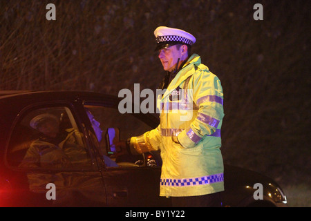 Boisson de Noël initiative d'entraînement par Thames Valley Police dans la ville de Milton Keynes, Angleterre, Royaume-Uni. Banque D'Images