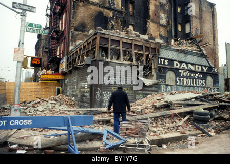 Un sans-abri recherche les rebuts dans une bâtiment abandonné dans Spanish Harlem à New York en 1986 Banque D'Images