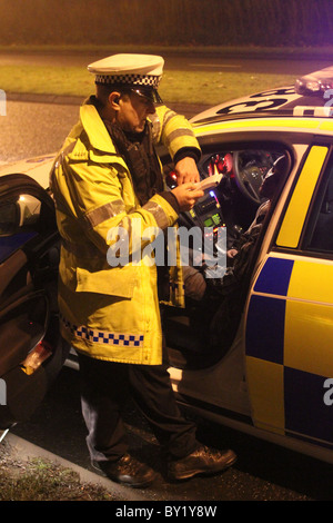 Boisson de Noël initiative d'entraînement par Thames Valley Police dans la ville de Milton Keynes, Angleterre, Royaume-Uni. Banque D'Images