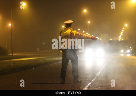 Boisson de Noël initiative d'entraînement par Thames Valley Police dans la ville de Milton Keynes, Angleterre, Royaume-Uni. Banque D'Images