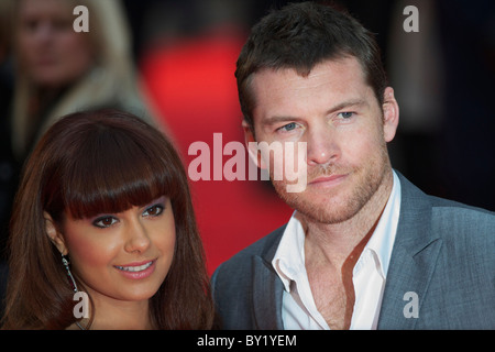 Acteur Sam Worthington et petite amie assister à la première mondiale de 'Le Choc des Titans", un remake du film de 1981, à Banque D'Images