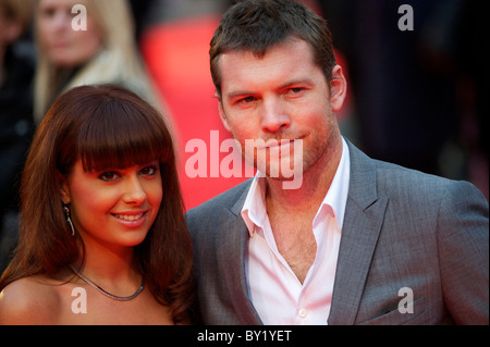 Acteur Sam Worthington et petite amie assister à la première mondiale de 'Le Choc des Titans", un remake du film de 1981, à Banque D'Images