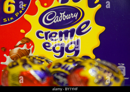 Chocolat cadbury creme egg pack multi close up avec divers oeufs dans et hors foyer Banque D'Images