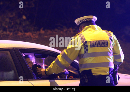 Boisson de Noël initiative d'entraînement par Thames Valley Police dans la ville de Milton Keynes, Angleterre, Royaume-Uni. Banque D'Images