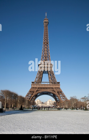 Tour Eiffel à Paris en hiver dans la neige Banque D'Images