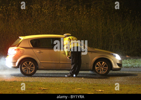 Boisson de Noël initiative d'entraînement par Thames Valley Police dans la ville de Milton Keynes, Angleterre, Royaume-Uni. Banque D'Images