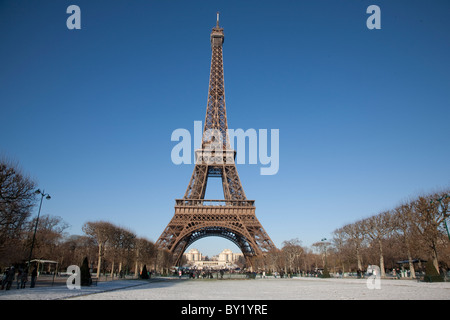 Tour Eiffel dans la neige à Paris en France Banque D'Images