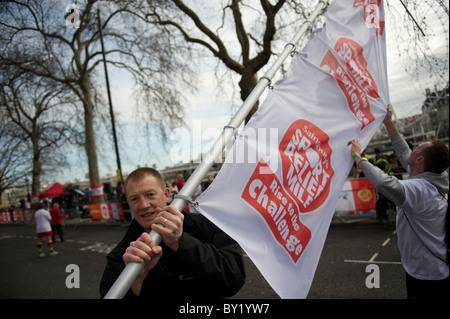 Les ouvriers effectuent les derniers préparatifs pour le supermarché Sainsbury's Mile de secours de Sport à Londres. Des centaines de milles ont été programmés dans l'ensemble Banque D'Images