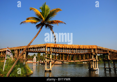 Un pont de bois et paille dans le Kerala backwaters de l'Inde Banque D'Images