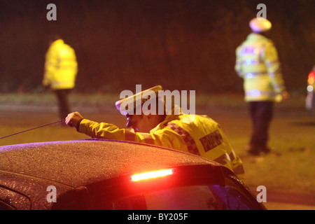 Boisson de Noël initiative d'entraînement par Thames Valley Police dans la ville de Milton Keynes, Angleterre, Royaume-Uni. Banque D'Images