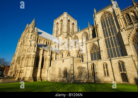 L'architecture gothique à l'extérieur de la cathédrale et l'église de Saint Pierre Metropolitical à York, communément connu sous le nom de York Minster. Banque D'Images