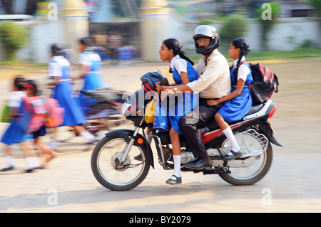 Des enfants à l'école en moto en Inde Banque D'Images