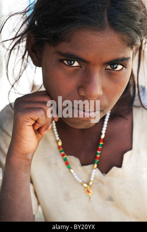 Pauvre Jeune fille rue basse caste indien. L'Andhra Pradesh, Inde Banque D'Images