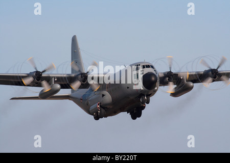 Avion de transport militaire Hercules C-130 H belge générant des sentiers de condensation à vis-à-vis de l'hélice à partir de ses moteurs au décollage. Vue avant rapprochée. Banque D'Images