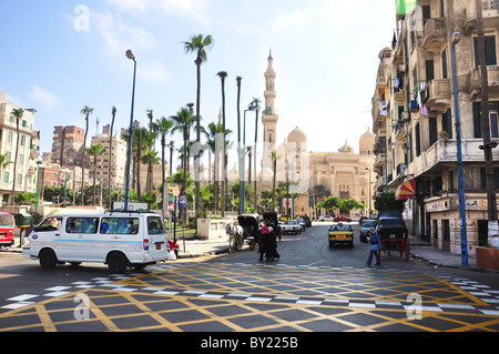 Alexandrie, Egypte, scène de rue avec la mosquée Abou El-Abbas El-Morsi en arrière-plan. Banque D'Images
