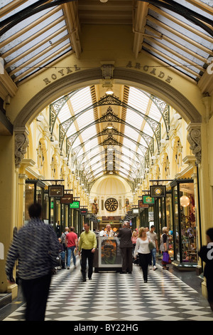 L'Australie, Victoria, Melbourne. Clients dans la Royal Arcade. Construit entre 1869 et 1870, l'arcade est la plus ancienne de la ville Banque D'Images