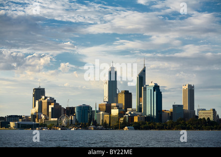 L'Australie, Western Australia, Perth. Vue sur la rivière Swan à l'horizon de la ville au crépuscule.
