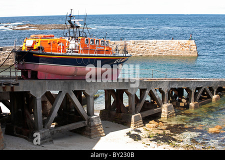 L'Angleterre, Cornwall, Sennen Cove. Classe Tamar RNLB City de Londres III sur la rampe de sauvetage par Sennen Cove Harbour. Banque D'Images