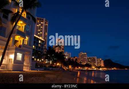 Nuit de l'exposition colorée célèbre plage de Waikiki à Honolulu Hawaii dans Oahu avec Diamond Head à l'arrière Banque D'Images