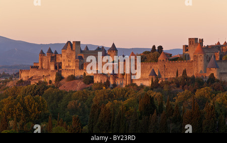 France, Midi-Pyrénées, Carcassonne. Les fortifications de Carcassonne au crépuscule. Banque D'Images