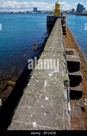 L'Islande, Reykjavik. La protection dans les ports d'un brise-lames du port intérieur et fournit la preuve d'un grand endroit pour voir les capitales Banque D'Images