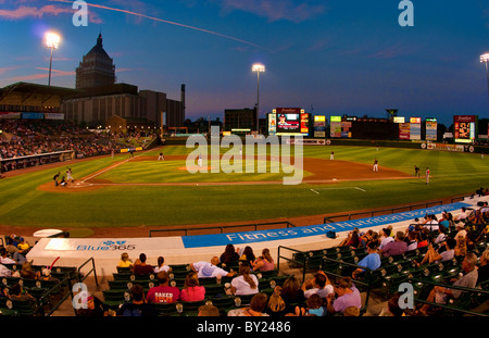 Nuit d'un match de baseball professionnel à Frontier Field Stadium à Rochester New York avec city et Kodak Rochester Red Wings jouer Banque D'Images