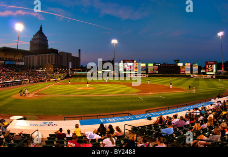 Nuit d'un match de baseball professionnel à Frontier Field Stadium à Rochester New York avec city et Kodak Rochester Red Wings jouer Banque D'Images