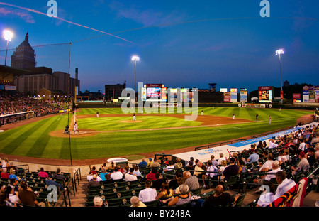 Nuit d'un match de baseball professionnel à Frontier Field Stadium à Rochester New York avec city et Kodak Rochester Red Wings jouer Banque D'Images