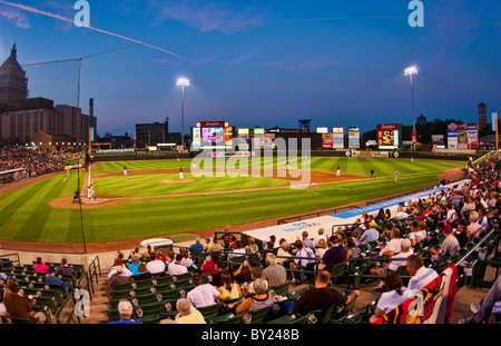 Nuit d'un match de baseball professionnel à Frontier Field Stadium à Rochester New York avec city et Kodak Rochester Red Wings jouer Banque D'Images