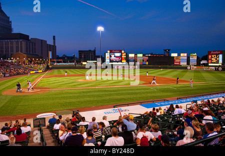 Nuit d'un match de baseball professionnel à Frontier Field Stadium à Rochester New York avec city et Kodak Rochester Red Wings jouer Banque D'Images