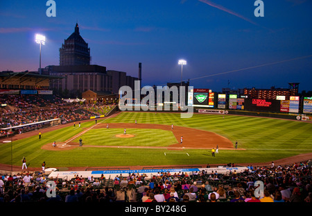 Nuit d'un match de baseball professionnel à Frontier Field Stadium à Rochester New York avec city et Kodak Rochester Red Wings jouer Banque D'Images